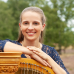 Johanna Dorothea Görißen stands with her harp in an outdoor setting