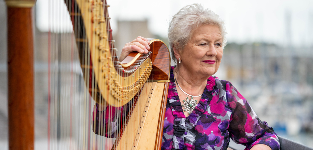 Bennett tours Wales to inspire new generation of harpists