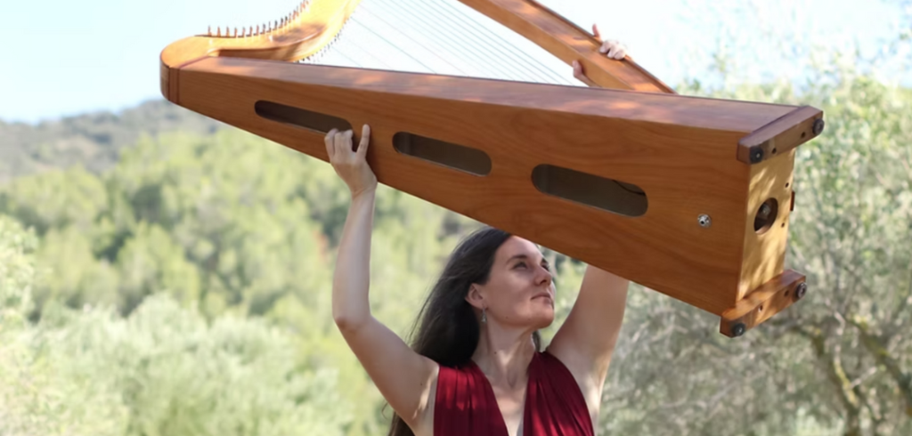 Catalan harper and singer Anna Amigó