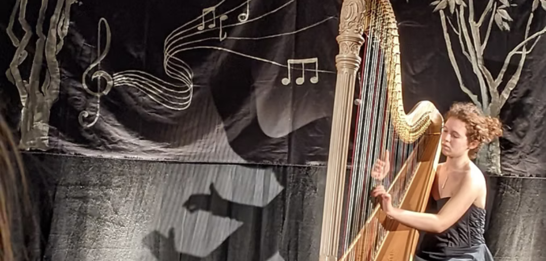 Zoé Buyck performs at the 2022 Martine Géliot competition in front of a backdrop with musical notes