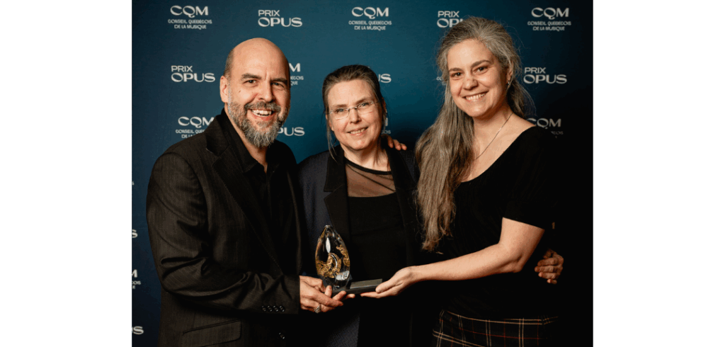 Lizotte-joue-Lizotte_Prix-Opus-2026_pc-Dominique-Viau Étienne Ratthé, Caroline Lizotte, and Caroline Chéhadé hold their trophy at the 2026 Prix Opus Gala