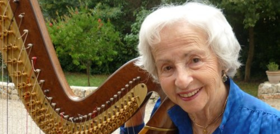 Élizabeth_Fontan-Binoche_1926-2026 French harpist Élizabeth Fontan-Binoche standing outdoors with her harp smiling